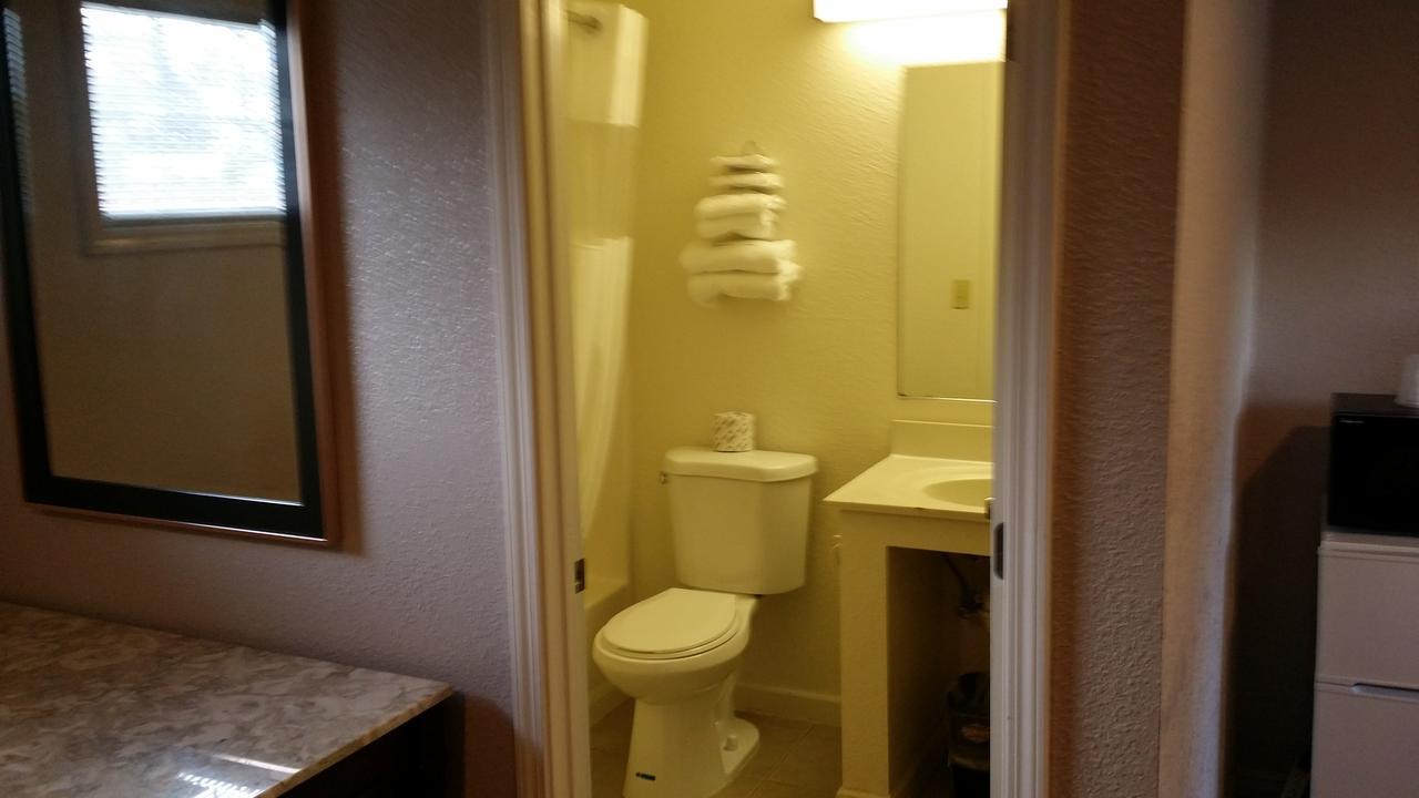 Redwood Inn Willits Bagian luar foto